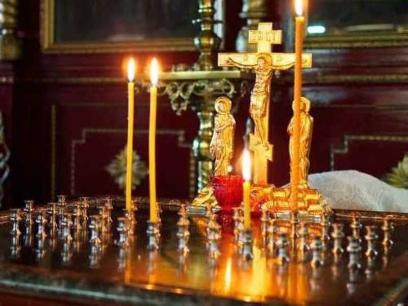 Свечи погасли в церкви. Родительская суббота поминовение усопших. Канун со свечами в храме.